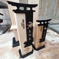 Terna de trofeos de madera...